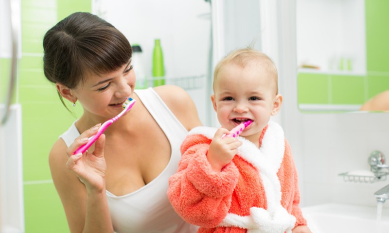 Kaip tinkamai valyti pirmuosius dantukus?