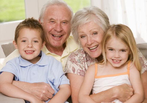 Kaip tinkamai bendrauti su močiute ir seneliu?