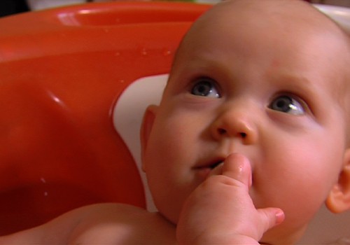 Ką būtina žinoti tėvams, maudant kūdikį?