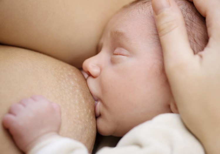 Ką daryti, jei kūdikis žinda tik vieną krūtį?