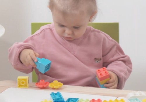 Pirmieji kūrybiško konstravimo žingsniai: ko vaikas išmoksta žaisdamas su LEGO DUPLO kaladėlėmis