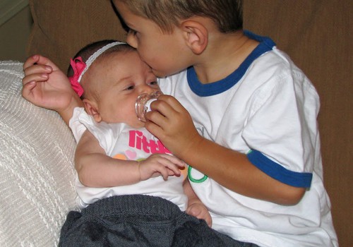 Vyresnis brolis ar sese - kaip su jais bendrauti gimus mažyliui?
