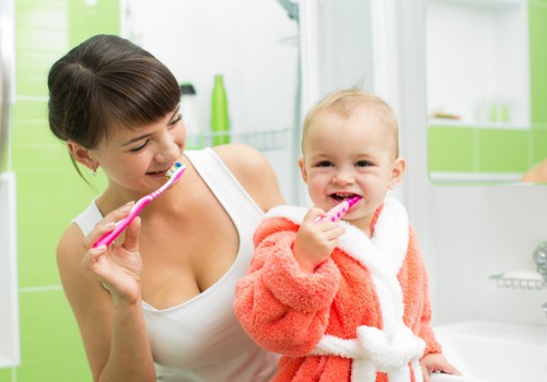Kaip tinkamai valyti pirmuosius dantukus?