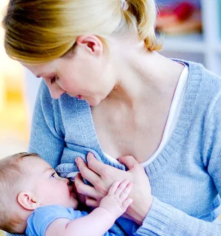 Ar žindomas kūdikis prasčiau miega nei maitinamas mišinuku: tiesa ar mitas