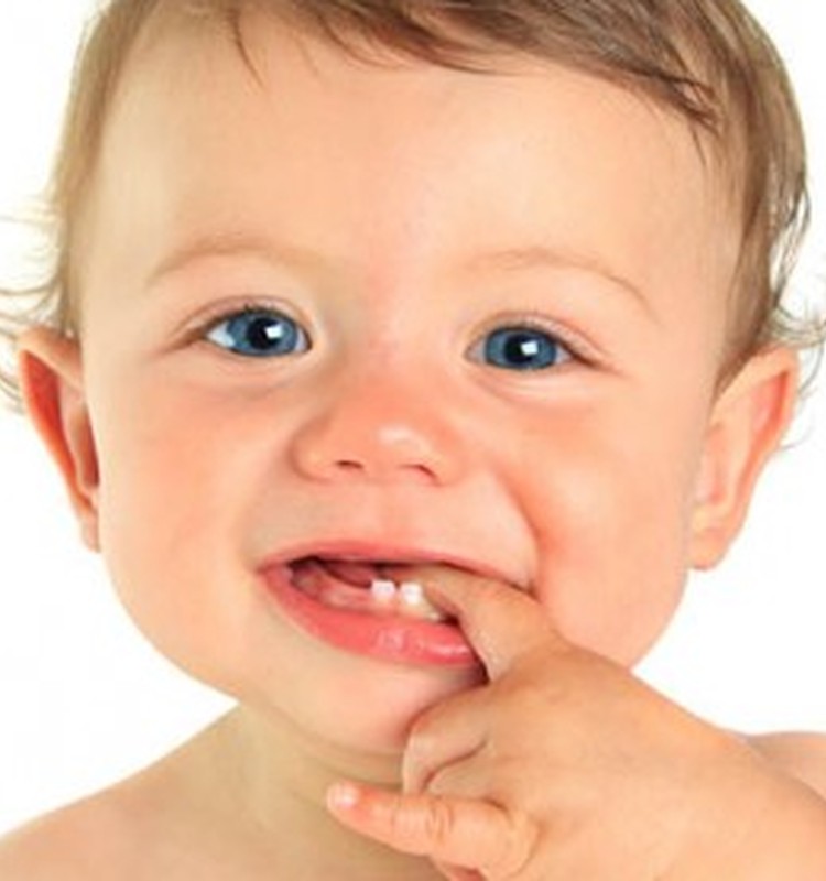 Kaip nuraminti mažylį, kai kalasi dantukai?