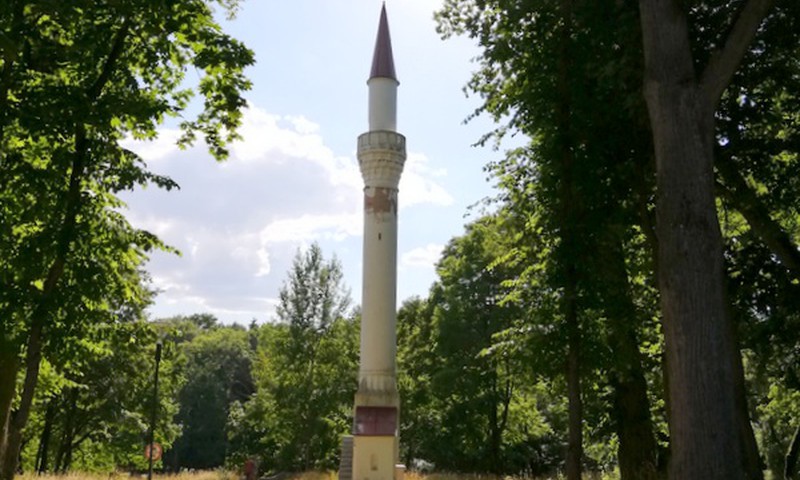 VASAROS GIDAS.  Lietuvos geografinis centras ir netoli stūksantis minaretas