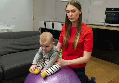 VIDEO: Pratimai ant kamuolio su mažyliu