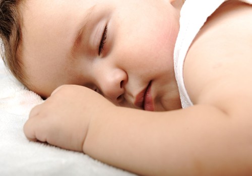 Kada naudinga paguldyti kūdikį ant pilvo: gydytojos patarimai