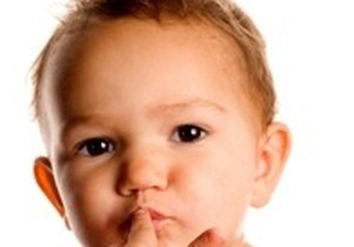 Kodėl vaikas čiulpia nykštį ir kramto nagus?