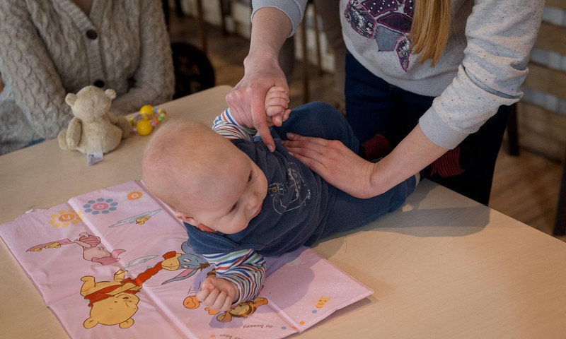 Viskas apie mažylių VARTYMĄSI: kineziterapeutės Viktorijos patarimai
