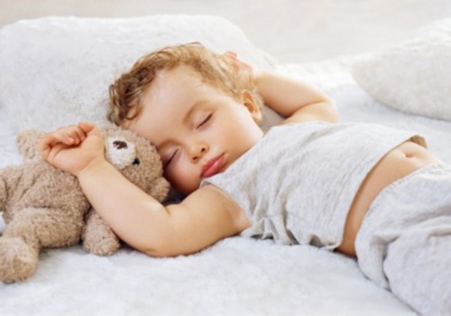 Kiek vaikai "turi miegoti" priklausomai nuo jų amžiaus?