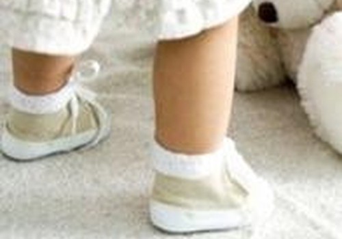 Ar vaikštančiam vaikui būtini ortopediniai batukai?