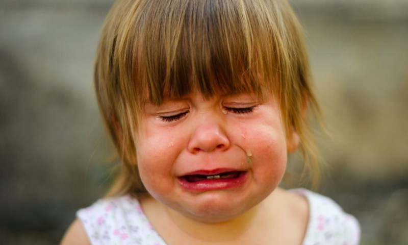 Vaikas krenta ant grindų ir isteriškai verkia: ko imtis?