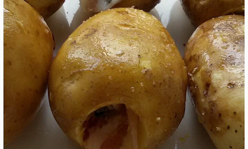 Gardžiausios keptos bulvės kimštos šonine, ančiuviais ir šalavijais