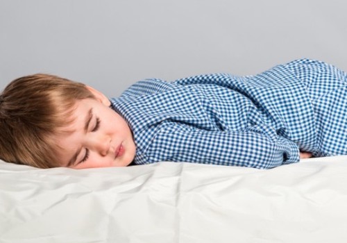 Miegas svečiuose: ką daryti su naktine enureze?