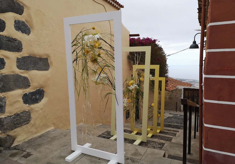 Iš kelionių skrynelės. Paroda po atviru dangumi.