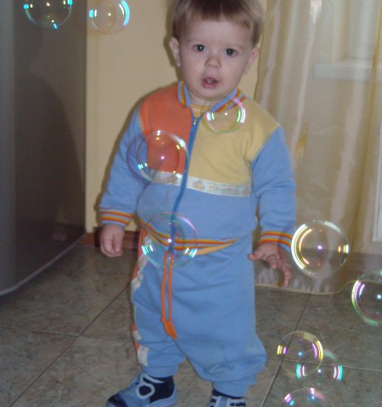 Augustui patinka muilo burbulai
