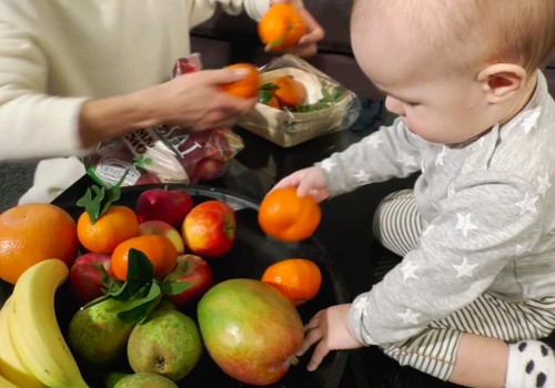 VIDEO: Vaisiai ir uogos mažylio mityboje - kaip pasirinkti?