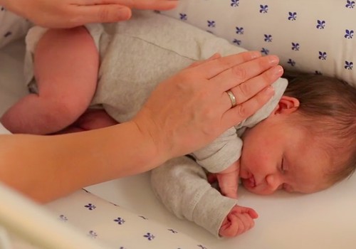 VIDEO "Kūdikis ant tavo rankų": kaip perkelti mažylį į lovytę, kad nenubustų?