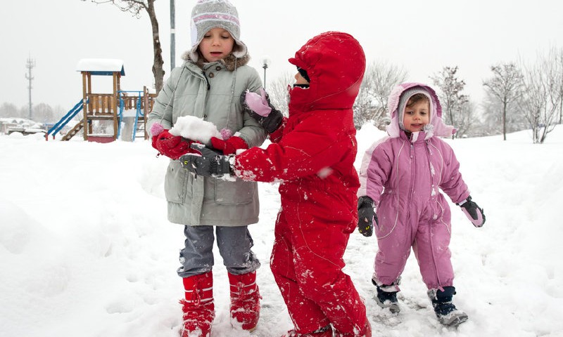 Vaikų žaidimai lauke reikalingi ir žiemą: idėjos, ką veikti