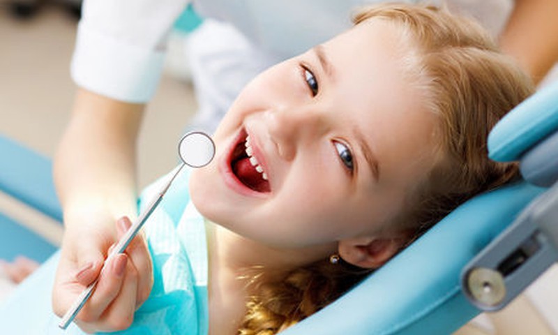 Odontologė: šventinius saldumynus padėjus į šalį, metas susirūpinti vaikų dantimis