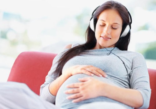Kodėl patariama klausytis muzikos gimdymo metu?