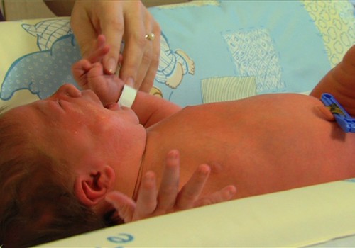VIDEO: pirmųjų kūdikio gyvenimo dienų pamokos