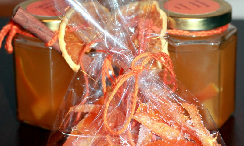 Rankų darbo dovanėlės: Apelsinų sirupas ir cukruotos apelsinų žievelės