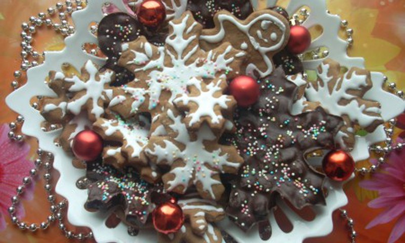 Kalėdų eglutė, meduoliniai kepiniai ir šokoladinės snaigės