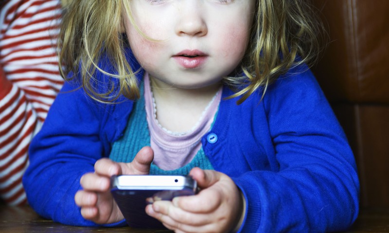 DIENOS KLAUSIMAS: ar leidžiate vaikui žaisti su telefonu?