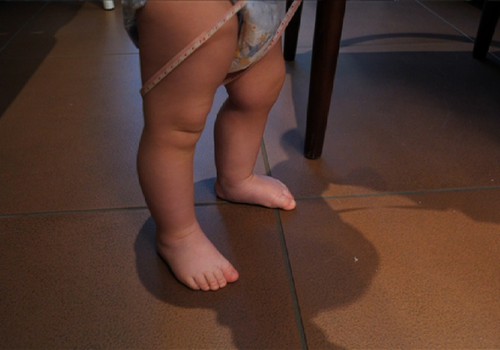 VIDEO "XXI amžiaus kūdikis": kuo naudingas vaikščiojimas basomis?