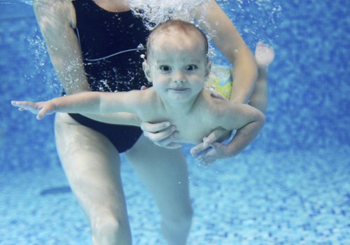 Kodėl naudinga lankyti baseiną nuo kūdikystės?