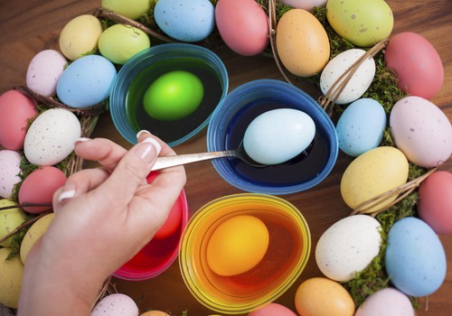 5 originalūs būdai, kaip dažyti kiaušinius su vaikais