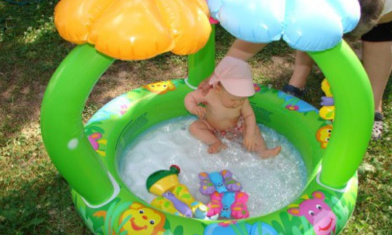 Kūdikius vasarą maudykite dažniau