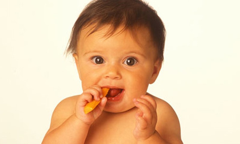 Ką valgyti 1 metų mažyliui: mamų patirtis ir receptai
