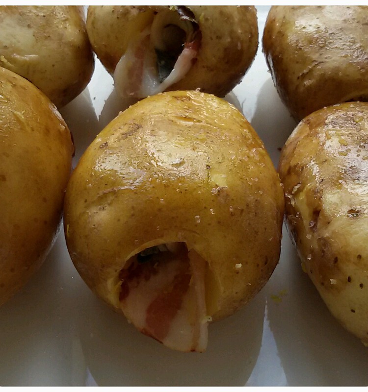 Gardžiausios keptos bulvės kimštos šonine, ančiuviais ir šalavijais