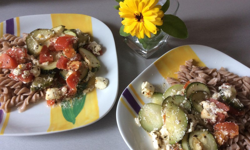 "Vasaros skoniai": vakarienei viso grūdo makaronai su cukinijomis ir pomidorais