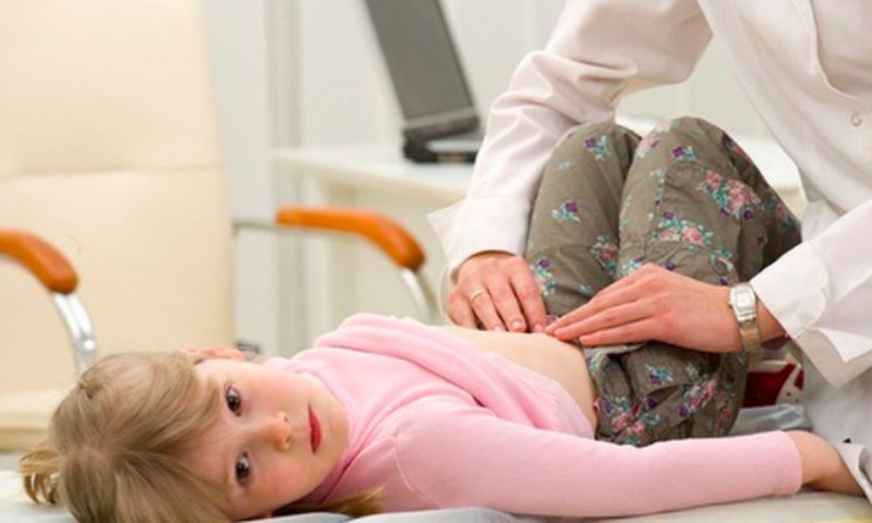 8 priežastys, kodėl vaikui suskausta pilvą