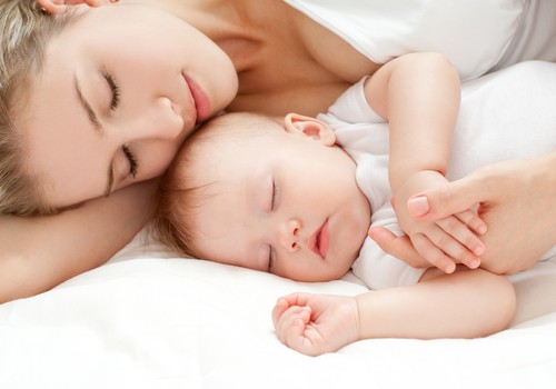 Nauji tyrimai: vaikai su tėvais turi miegoti iki trejų metų!