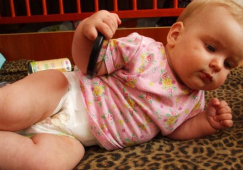 Kur geriau kūdikiui: vibrokėdutėje ar ant grindų?