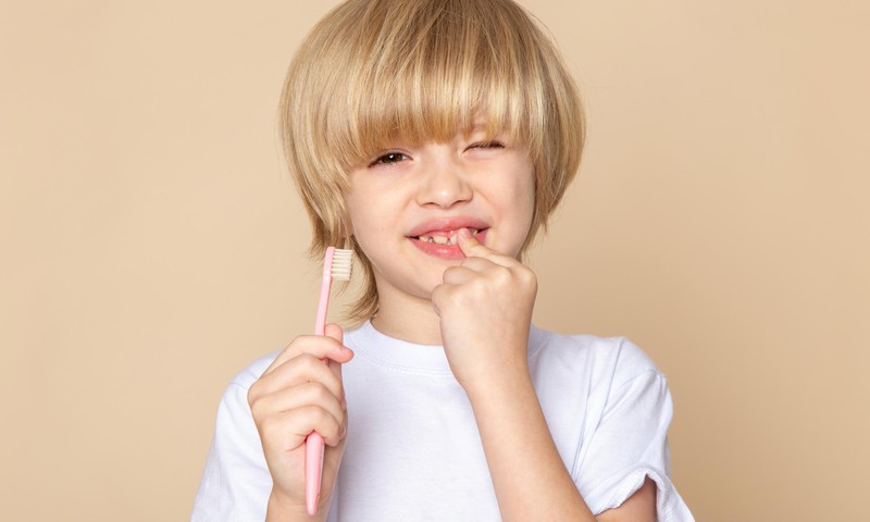 Renkame dantų šepetėlį vaikui: į ką atkreipti dėmesį?