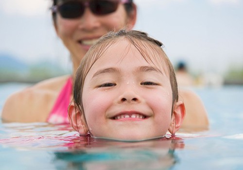 Kaip išmokyti vaiką plaukti? 5 patarimai