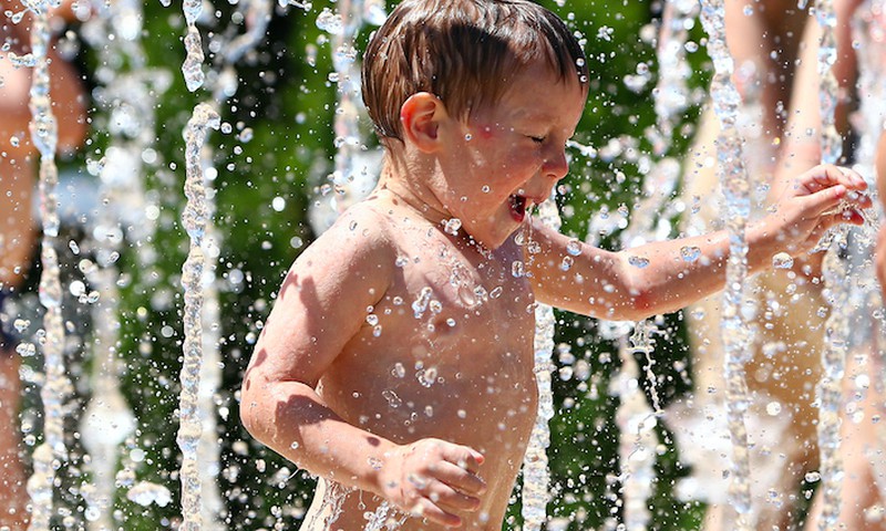 Kaip išgyventi per karščius ir kiek vandens gerti vaikams?