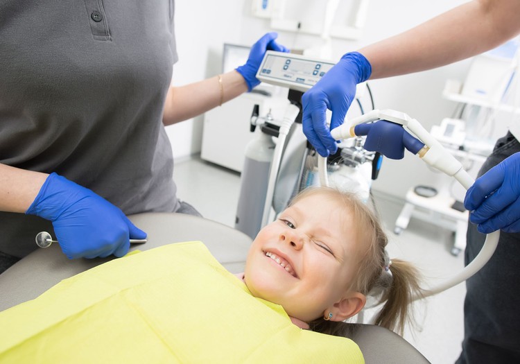 Kodėl pirmasis vizitas pas vaikų odontologą neturėtų būti atidėliojamas?
