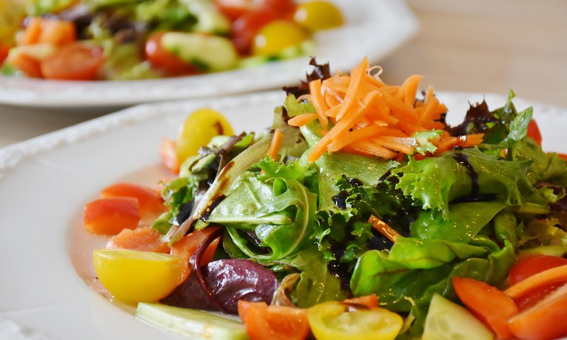 Sveikos ir gardžios pavasarinės salotos suteiks didelę naudą organizmui