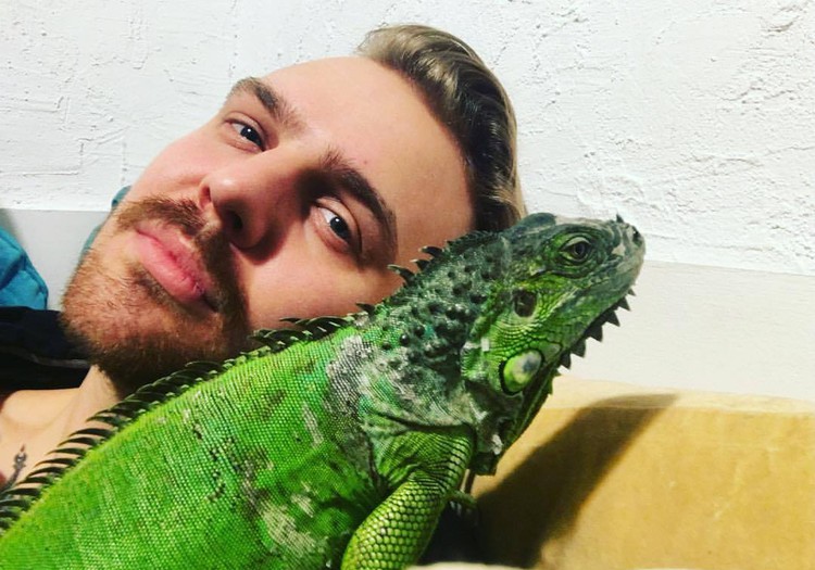 Kalinkinų šeima savo lova mielai dalijasi ne tik su keturiais šuniukais, bet ir iguana bei papūga