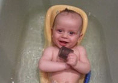 Kaip pripratinti kūdikį maudytis be ašarų? 