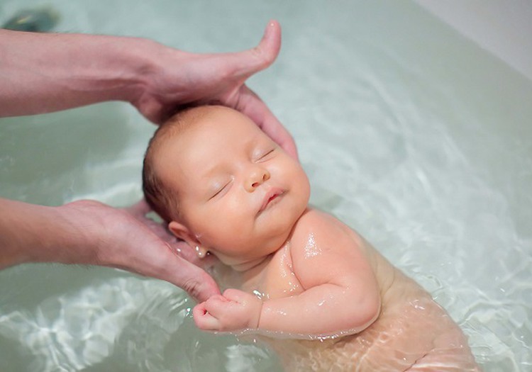 Viskas, ką būtina žinoti apie pirmąsias naujagimio maudynes