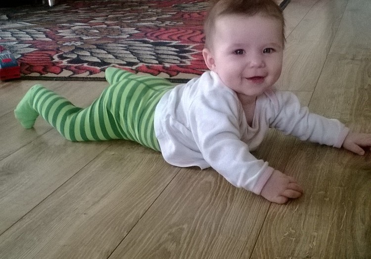 3 mėnesių vaikas – žaidžia ant grindų