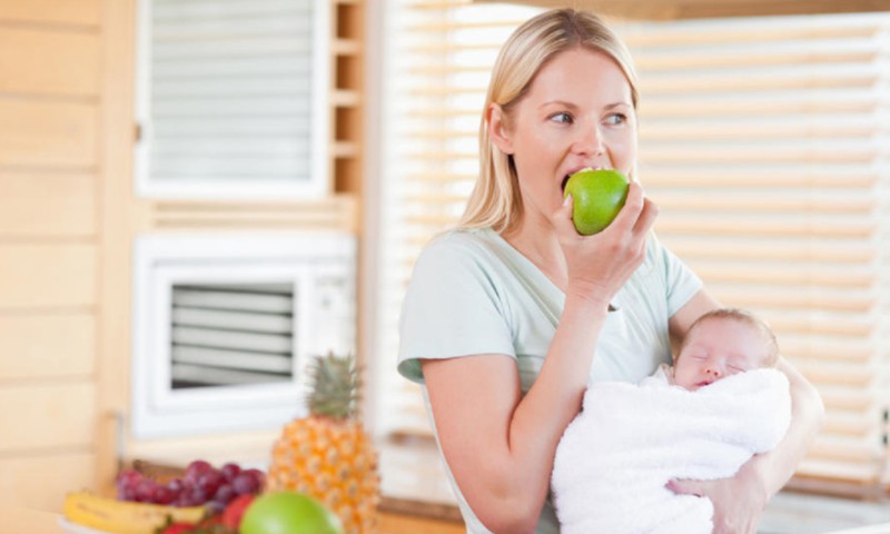 5 mitybos mitai apie kūdikio maitinimą krūtimi